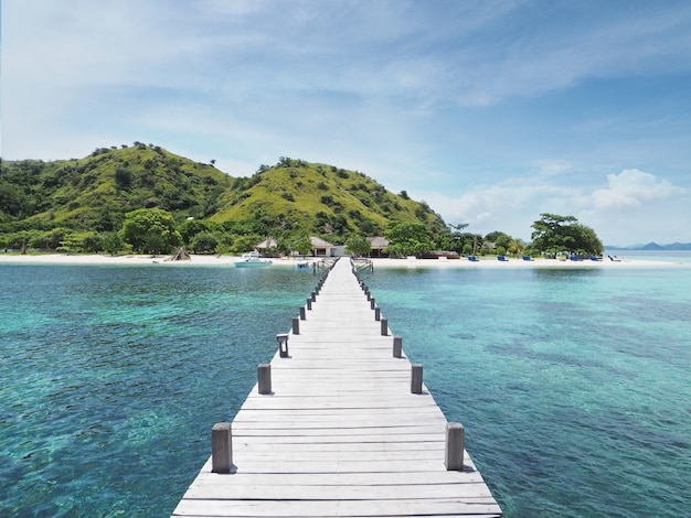 Photo beautiful summer view of wooden bridge to tropical island.