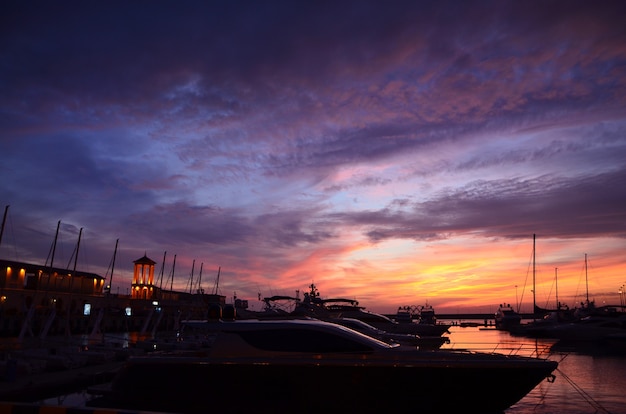 Photo beautiful sunset by the sea in the port