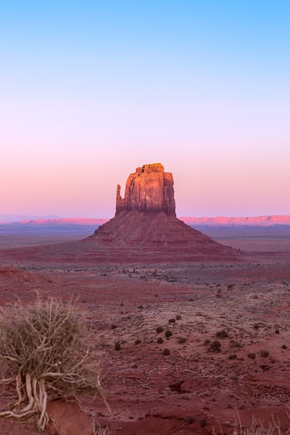 Photo beautiful sunset over famous butte of monument valley on the border between arizona and utah, usa