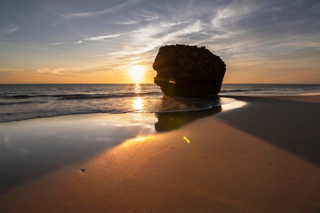 Photo a beautiful sunset on one of the most famous beaches in spain matalascanas torre de la higuera