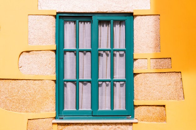 Photo beautiful traditional window of a small spanish village