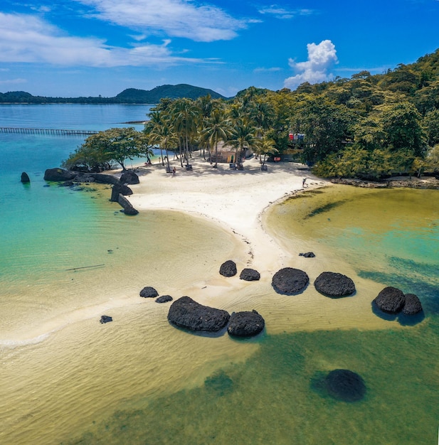 Photo beautiful tropical island koh kham white sand beach with volcanic rocks near koh mak trat thailand