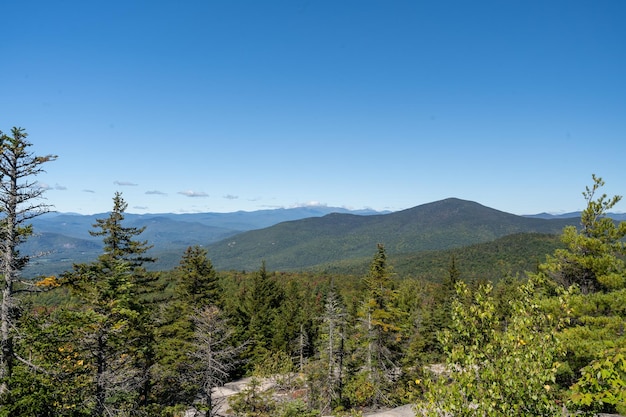 Photo a beautiful view of mountains in white mountain national forest