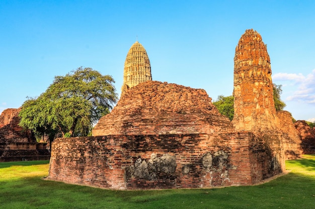 Photo a beautiful view of wat ratchaburana buddhist temple located in ayutthaya thailand