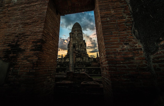 Photo a beautiful view of wat ratchaburana temple located in ayutthaya thailand