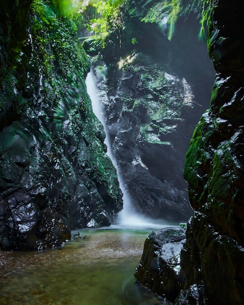 Photo beautiful view of the waterfall flanked by hard rocks sijunjung sumatra barat indonesia