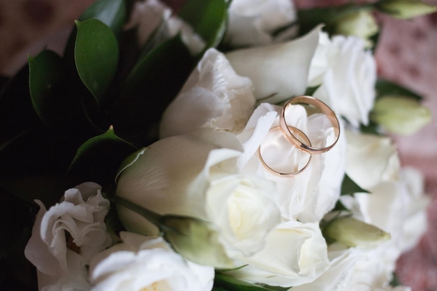 Photo beautiful wedding bouquet and beautiful wedding rings