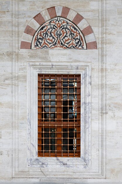 Photo beautiful window on a historic building with metal bars