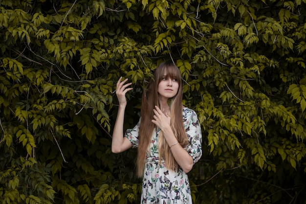 Photo beautiful woman in a forest with long hair