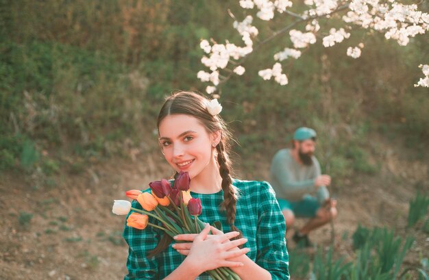 Photo beautiful woman gardener with flowers