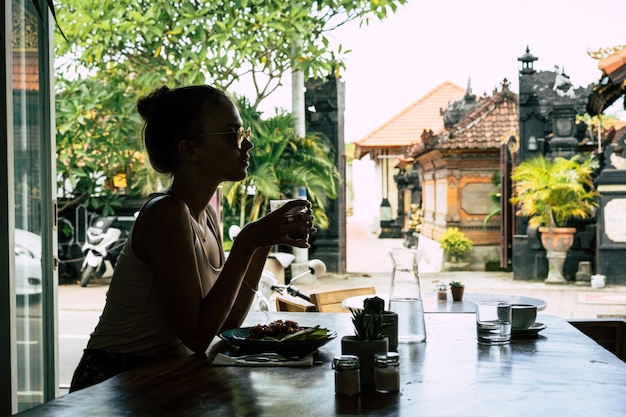 Photo a beautiful woman has breakfast in a stylish cafe