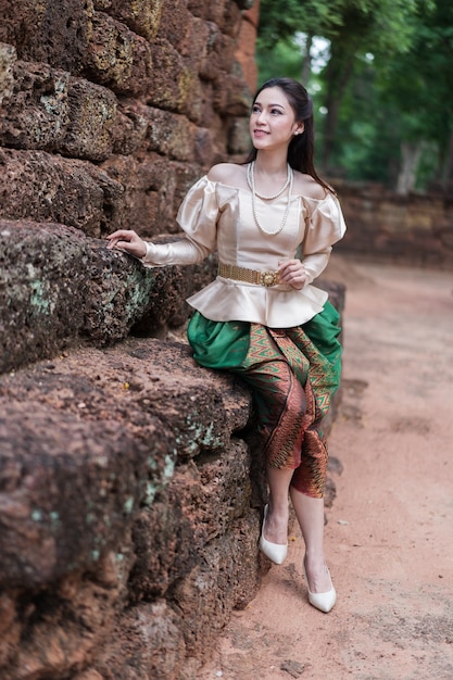 Photo beautiful woman in thai traditional dress