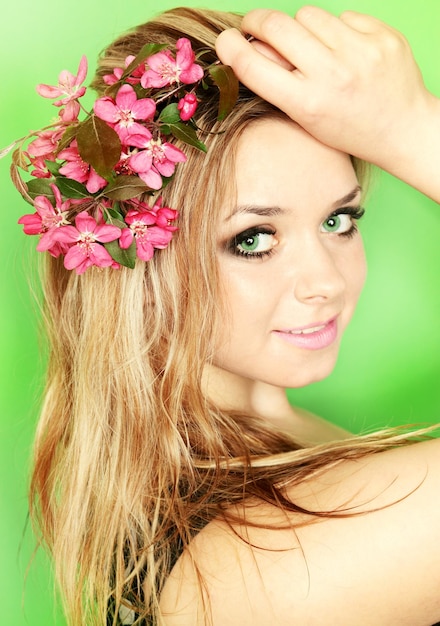 Photo beautiful woman with the flowers by wild apple tree