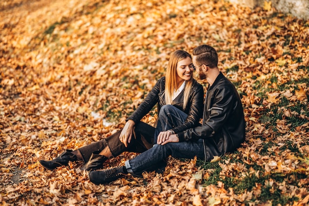 Photo beautiful young couple walking in the autumn park on a sunny day