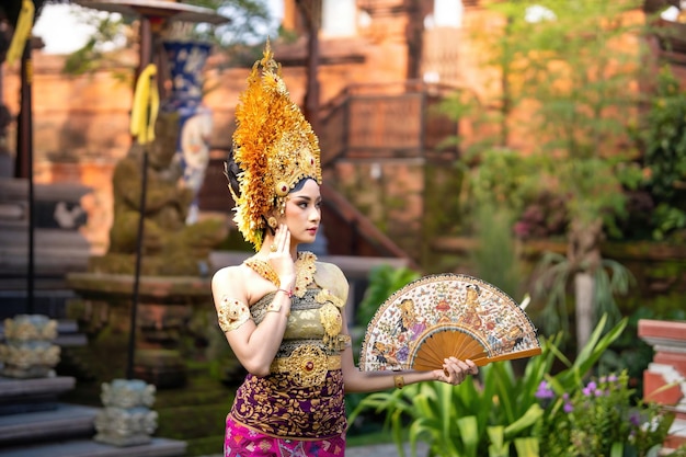 Photo a beautiful young girl wearing traditional balinese clothing called payas agung elegant graceful