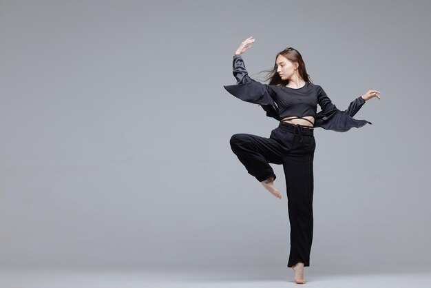 Photo beautiful young modern dancer or fitness dancer on a white isolated background