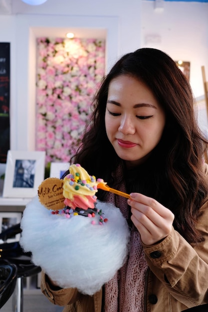 Photo beautiful young woman holding candy