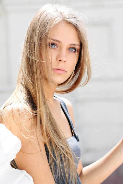 Photo beautiful young woman outdoor portrait