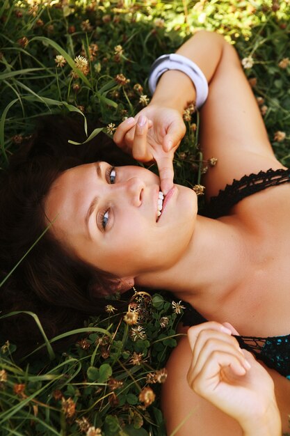 Photo beautiful young woman resting in the park