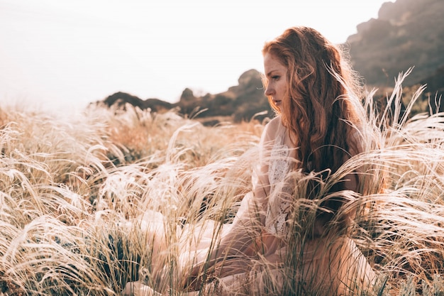 Photo beautiful young woman with freckles