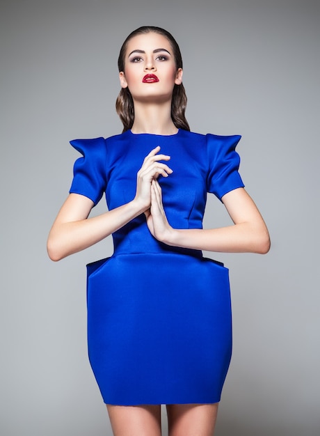 Photo beautiful young woman with hairstyle,make-up wearing blue stylish dress