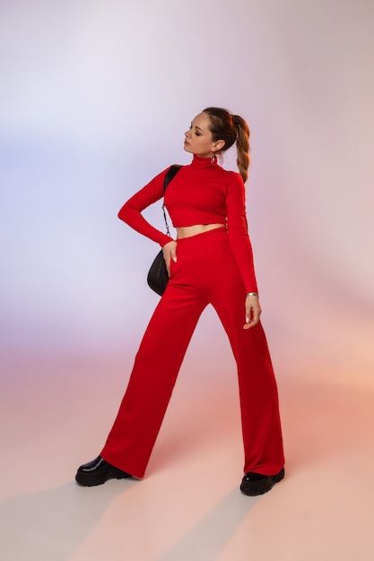 Photo beautiful young woman with pretty face posing in fashionable red outfit