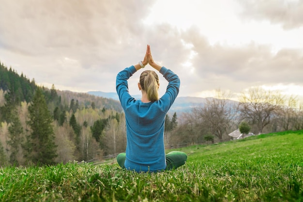 Photo beautiful young women meditation yoga assana relaxing in nature in the mountains