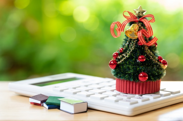 Photo a beautifully decorated christmas tree placed on a white calculator