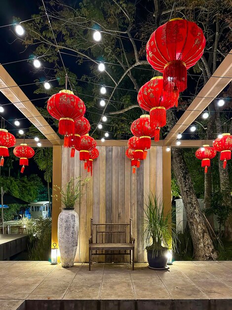 Photo a beautifully decorated outdoor pavilion featuring vibrant red lanterns for chinese new year