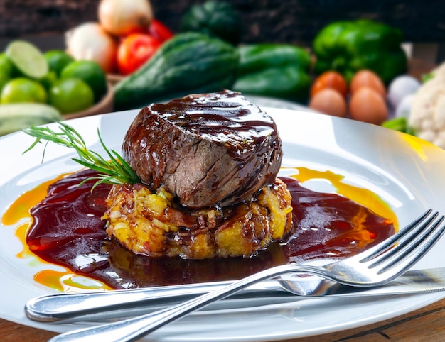 Beef filet mignon with wood sauce with potato chips and rice