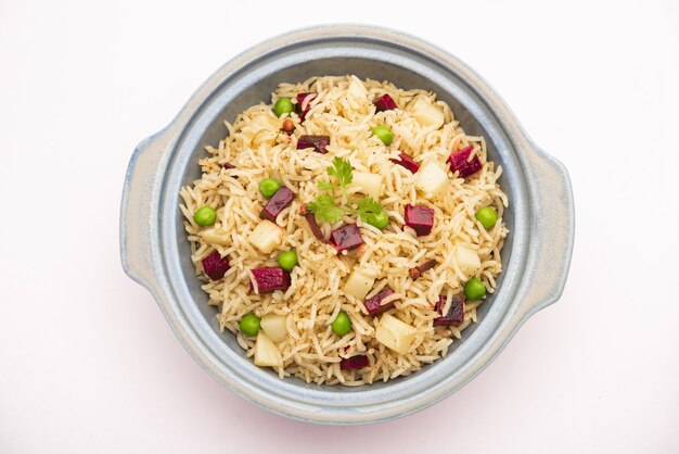 Photo beetroot rice or pulao or pulav served in a bowl or karahi, selective focus. indian food