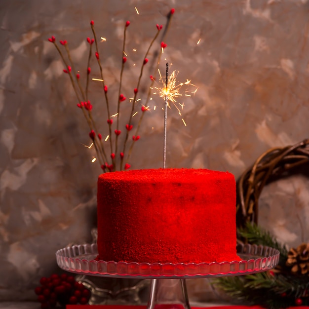 Photo bengal fire burning on a beautiful red velvet birthday cake