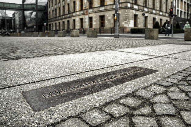 Photo berlin germany april 7 2017 memorial board of berlin wall in centre of city