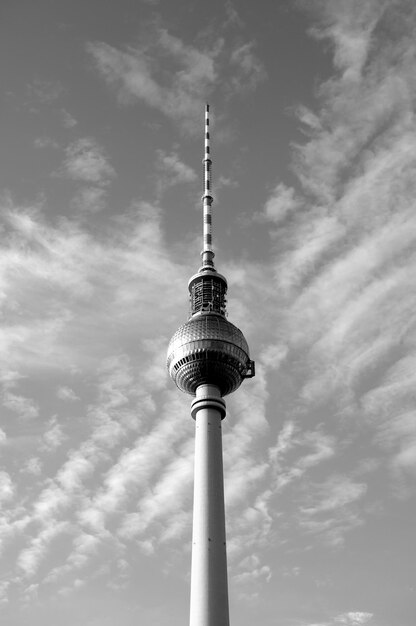 Photo berlin tv tower in front of a dramatic sky monochrome picture