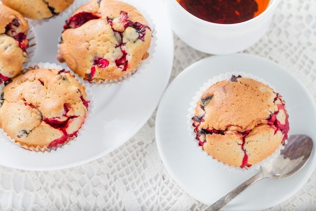 Berry muffins with tea 