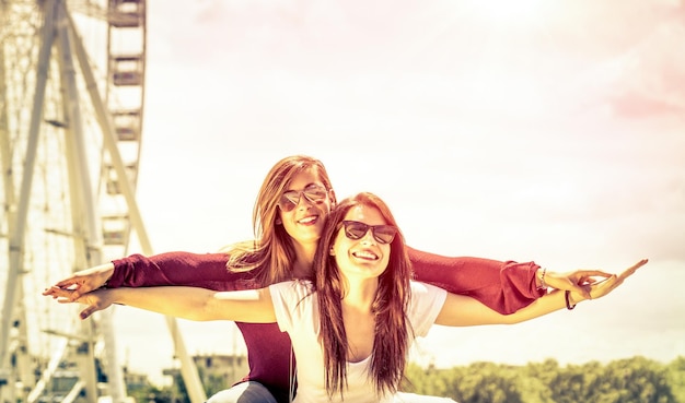 Photo best friends enjoying time together outdoors at ferris wheel