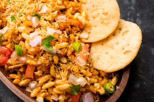 Photo bhelpuri chaat or chat is a road side tasty food from india, served in a bowl or plate. selective focus