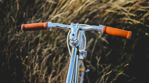 Photo bicycle on golden field against sky during sunset