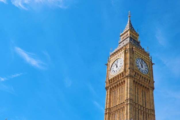 Photo big ben clock tower in london, uk, on a bright day