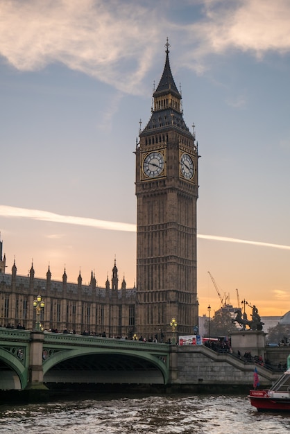 Photo big ben in london from thames river.