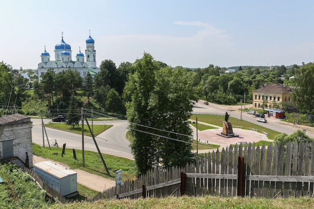 Photo bird view on torzhok city center in tver oblast russia