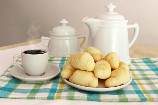 biscoito de queijo com cafe brasileiro cafe da manha