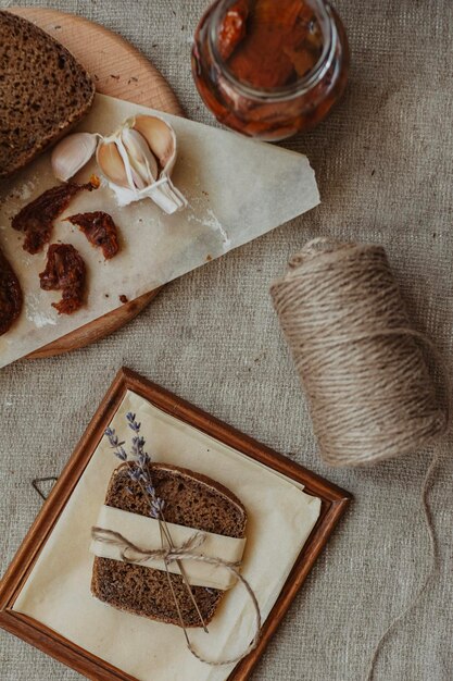 Photo black bread on rustic table