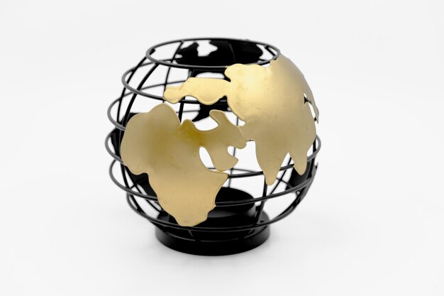 Photo black and gold earth globe made of wire