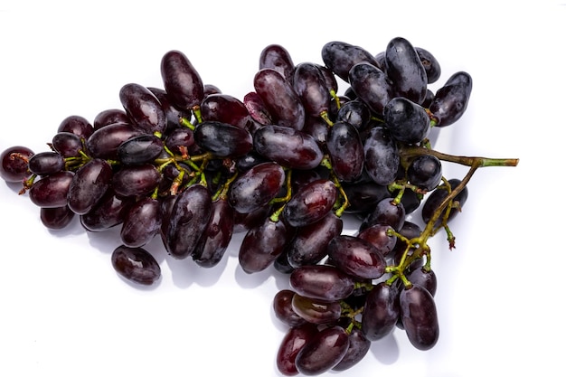 Photo black grape isolated on white background