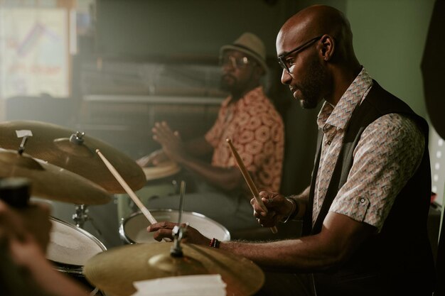 Photo black man playing drums in music band