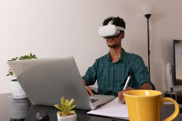 Photo black man wearing vr glasses at remote job