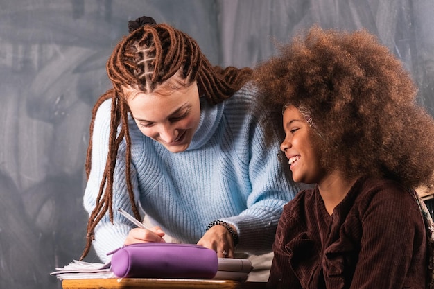 Photo black schoolgirl and teacher in classroom