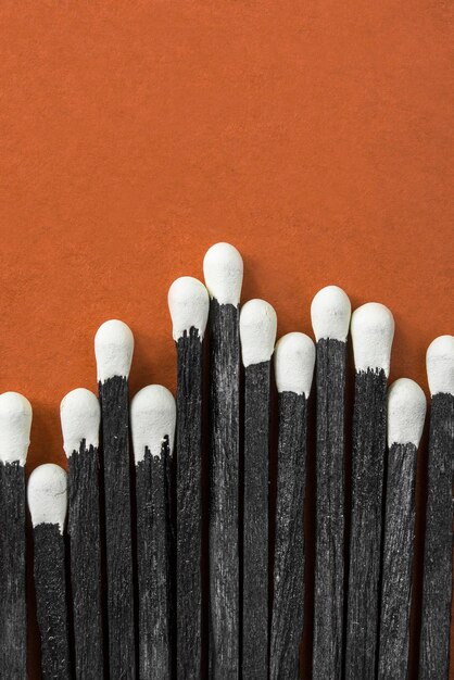 Photo black sulfur matches on brown studio background