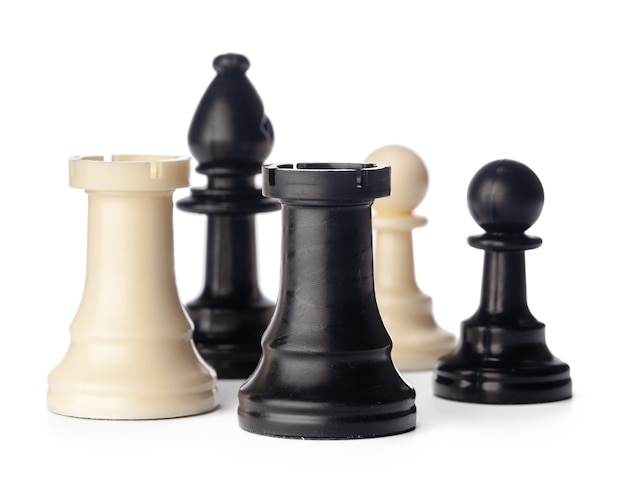 Photo black and white chess pieces on white background